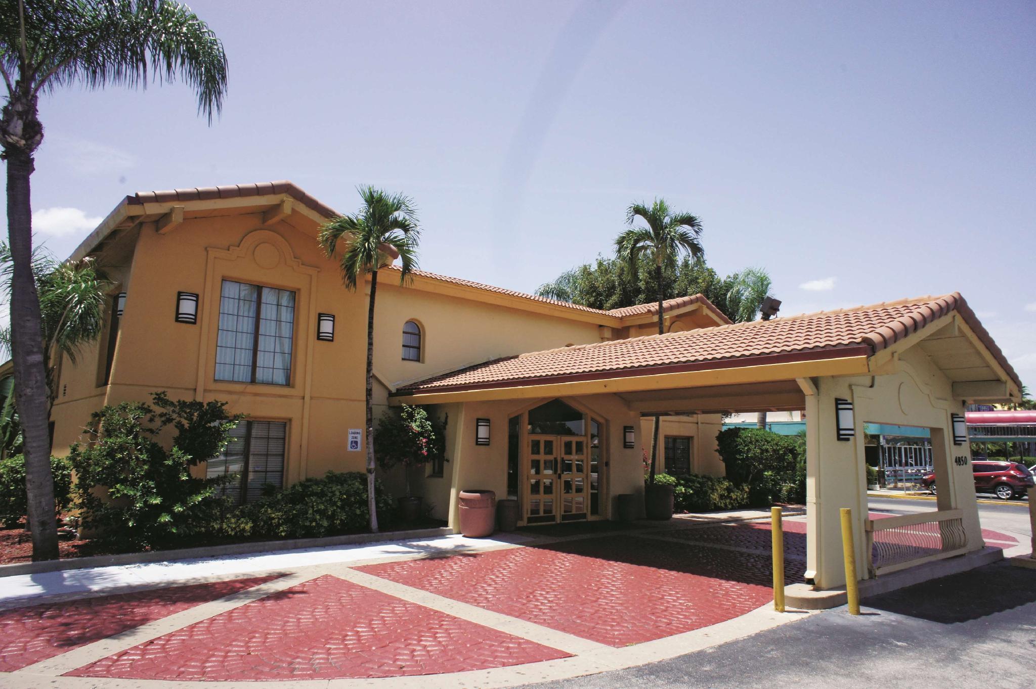 Baymont By Wyndham Fort Myers Central Bagian luar foto