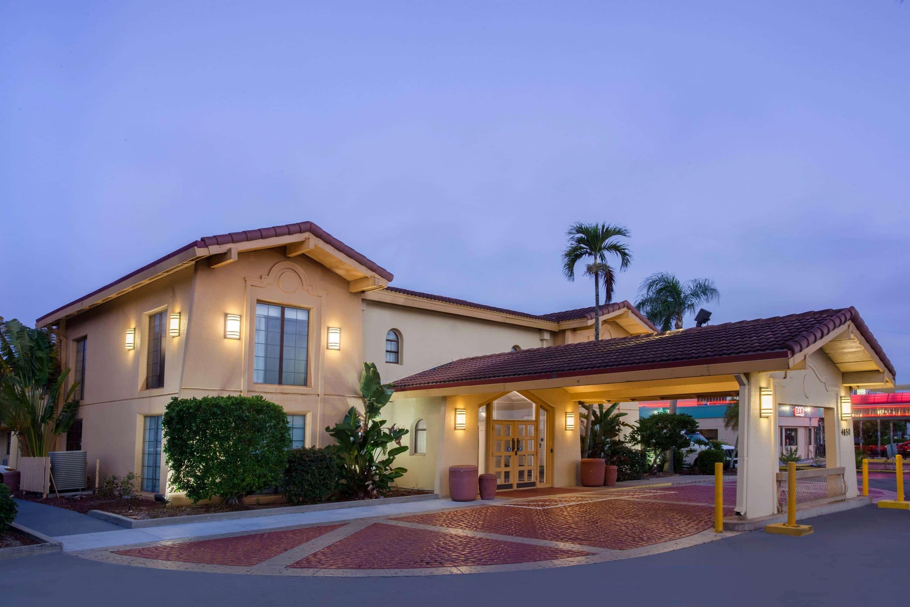 Baymont By Wyndham Fort Myers Central Bagian luar foto