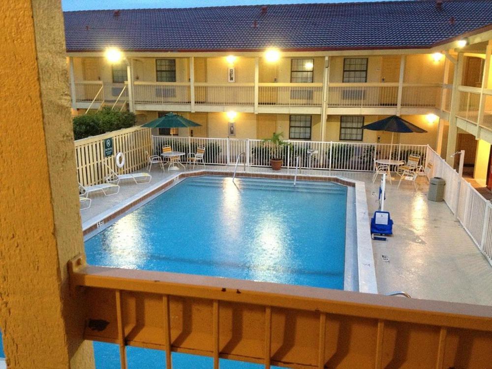 Baymont By Wyndham Fort Myers Central Bagian luar foto