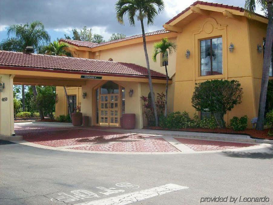 Baymont By Wyndham Fort Myers Central Bagian luar foto